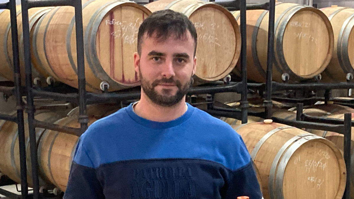 Gonzalo Pomar posa en uno de sus viñedos, junto a la bodega Pomar en Ribera del Duero