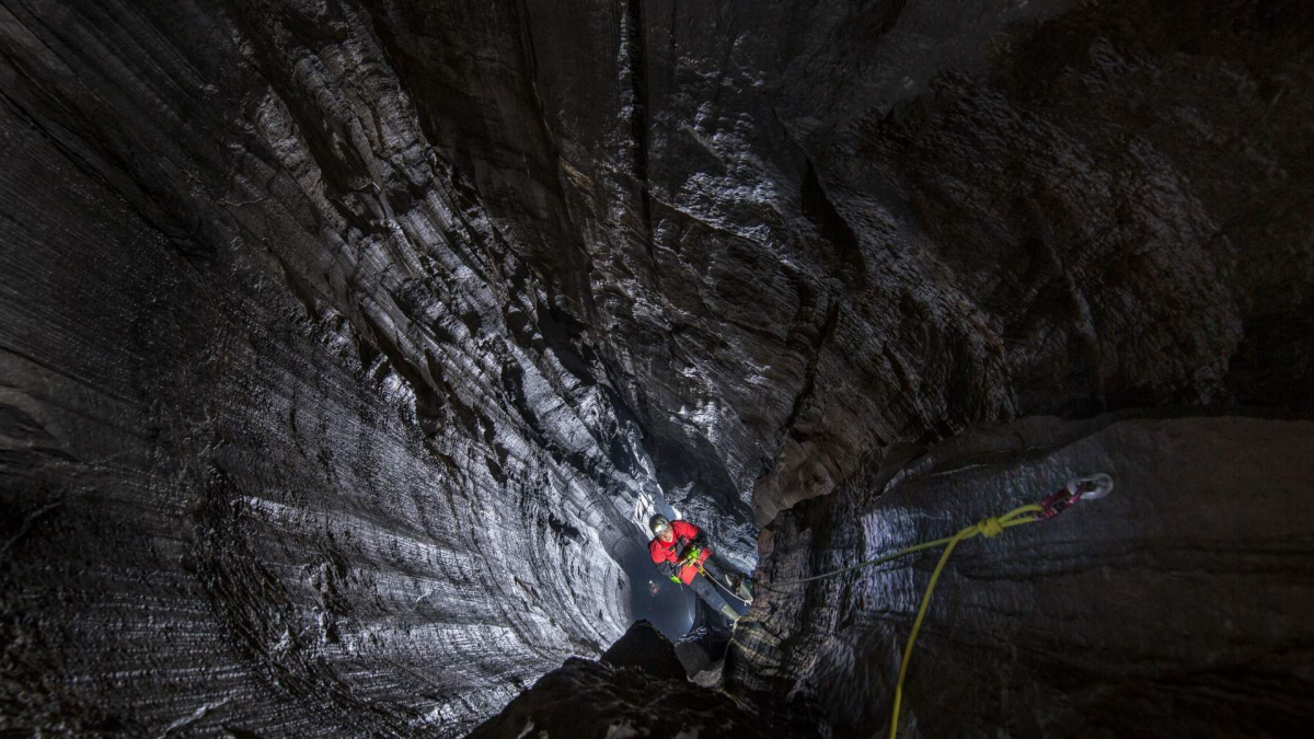 El<strong> Grupo Espeleológico Edelweiss </strong>ha rastreado más de nueve kilómetros nuevos de galerías entre los diferentes cuevas, complejos kársticos y torcas que siguen haciéndose más grandes. Ha crecido la <strong>Cueva de la Machorra</strong>, que ya está incluía entre las Grandes Cavidades de España. Han terminado de prospectar bajo el suelo de <strong>Peña Amaya</strong> y han ampliado la exploración del geoparque de las Loras. <a target=