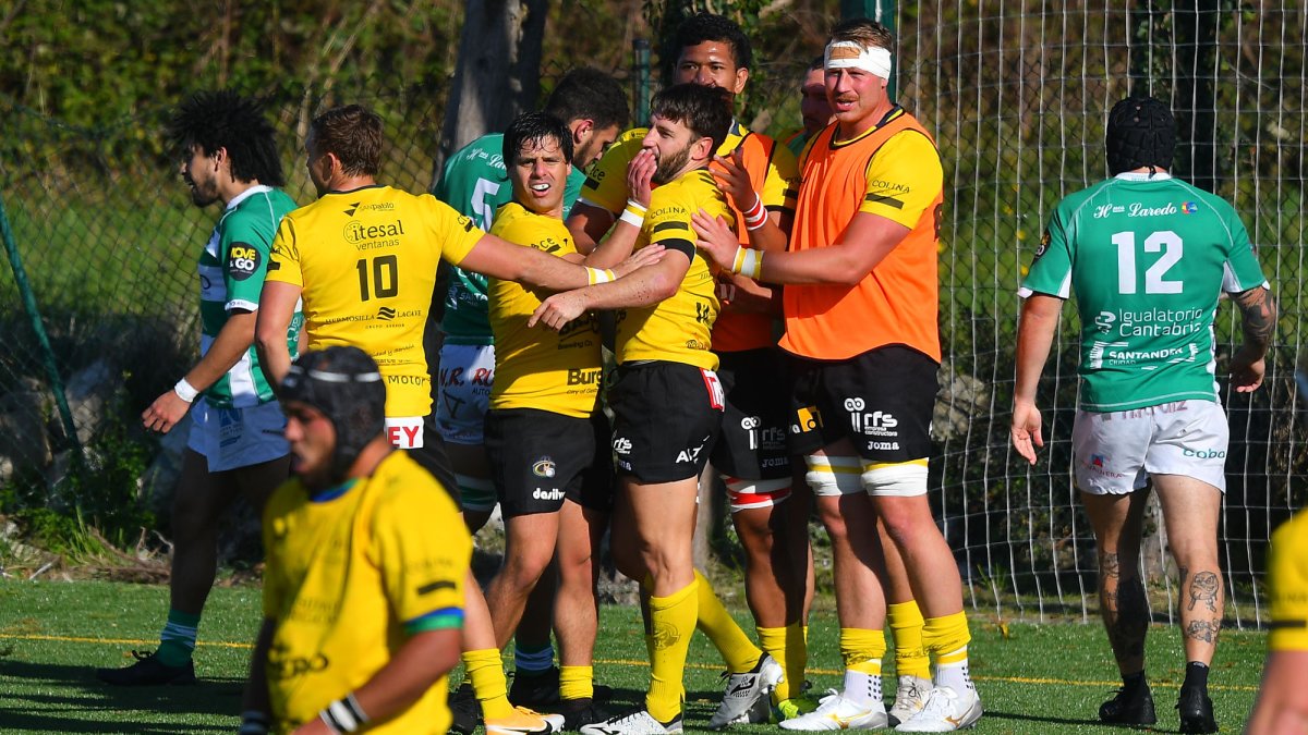 Los jugadores del UBU Bajo Cero celebran el ensayo de Casteglioni, ayer. ÁREA11