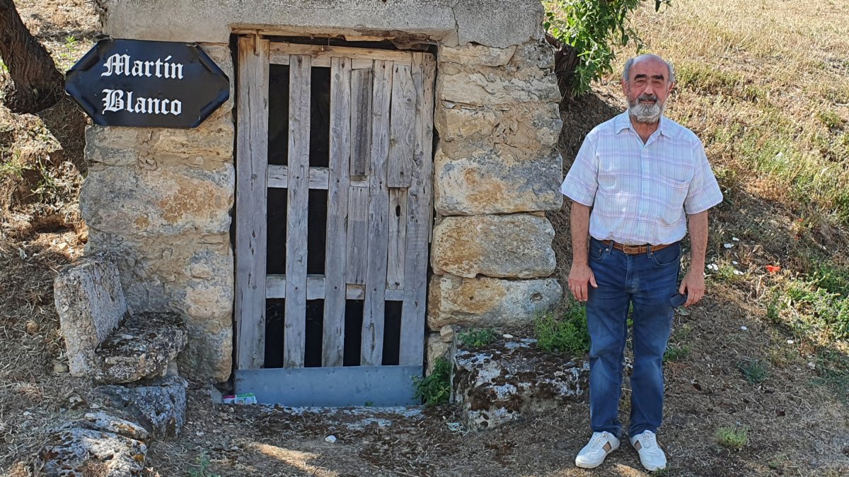 El alcalde de Zazuar, Agustín Villa, posa junto a las bodegas. L. VELÁZQUEZ