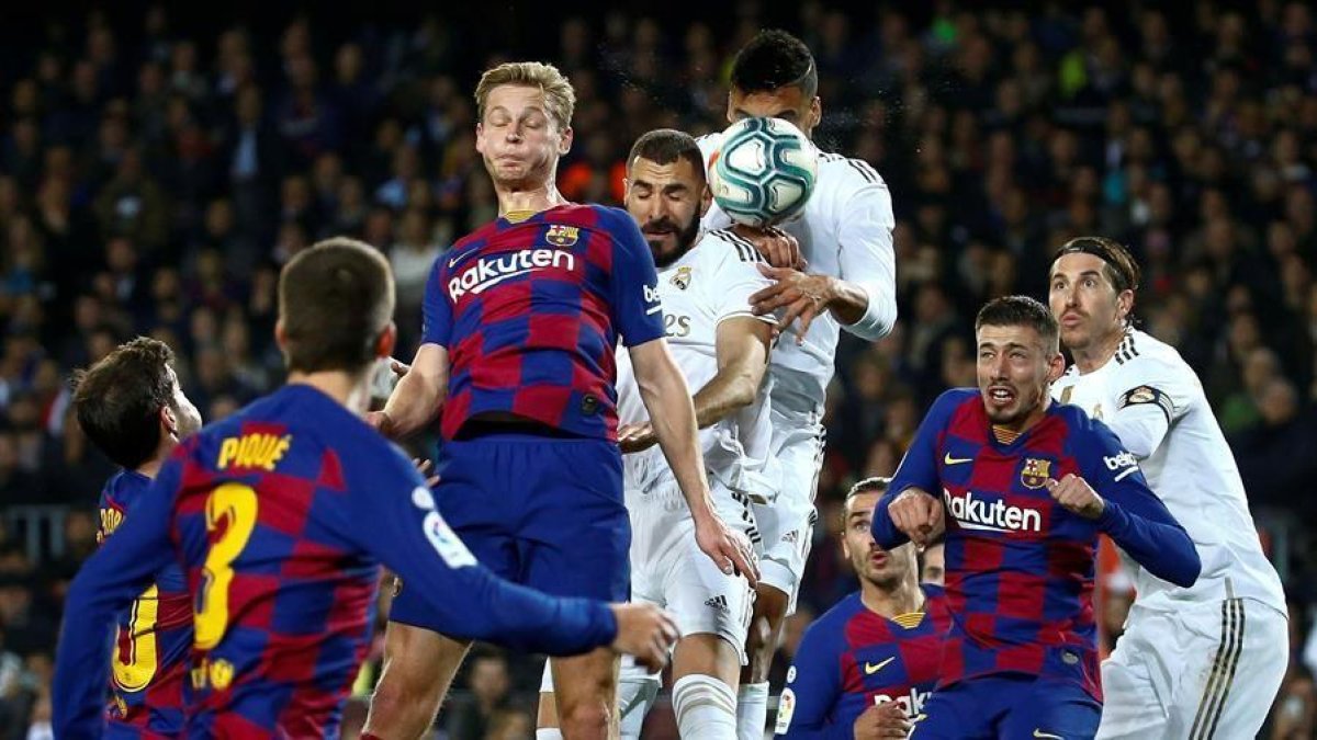 Una escena del Clásico disputado en el Camp Nou.-EFE/ ENRIC FONTCUBERTA