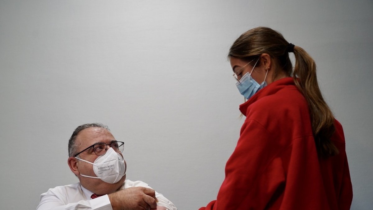 El consejero de Sanidad, Alejandro V?zquez, recibe la vacuna antigripal, en el marco de la campa?a auton?mica 2022 de vacunaci?n sistem?tica frente a la gripe.