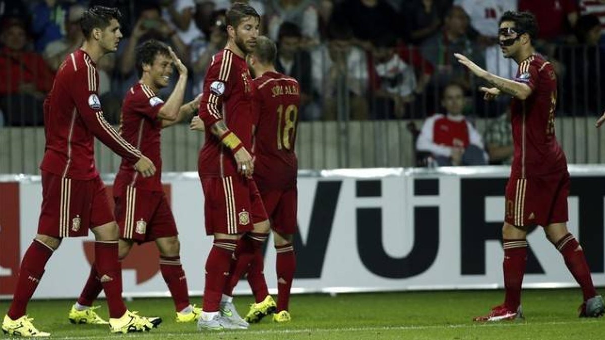 Los jugadores españoles felicitan a David Silva tras el 0-1.-EFE