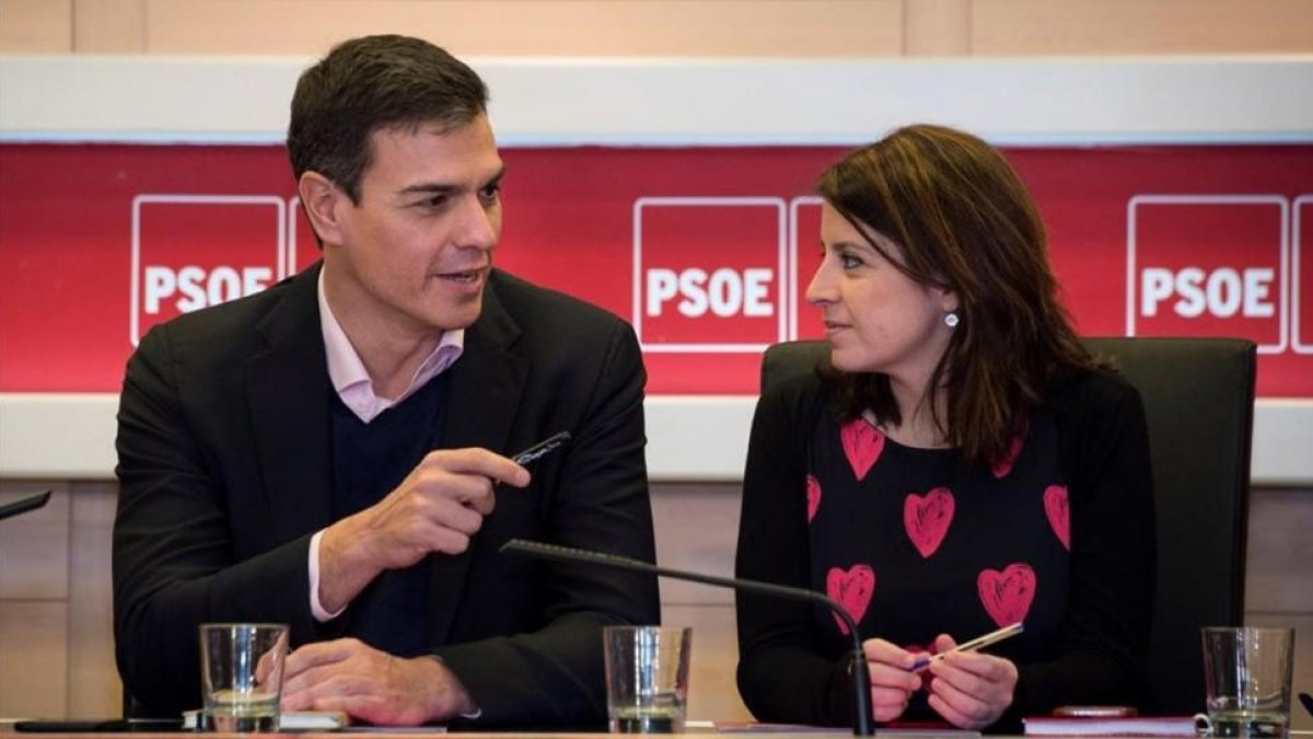 Pedro Sánchez y Adriana Lastra, este lunes en la sede madrileña de Ferraz. /-LUCA PIERGIOVANNI / EFE