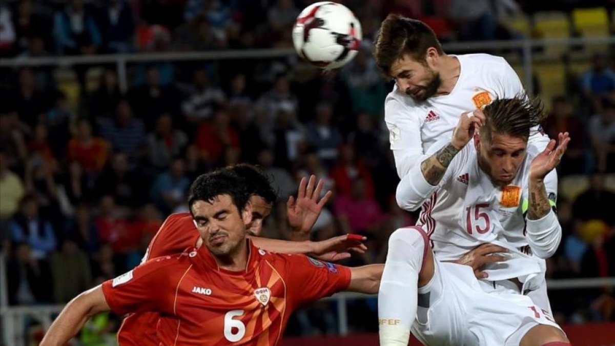 Piqué y Ramos suben a rematar una jugada de estrategia en el Macedonia-España de este domingo en Skopj-