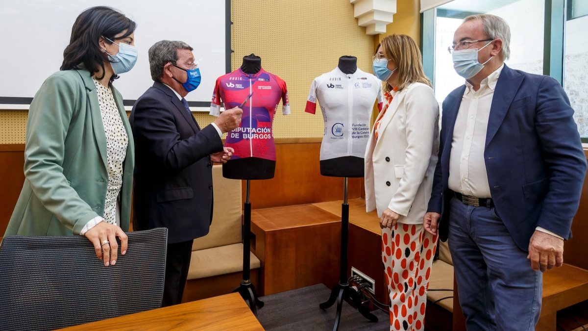 Reprsentantes políticos y organizadores técnicos charlan junto a los maillots oficiales de la carrera. SANTI OTERO