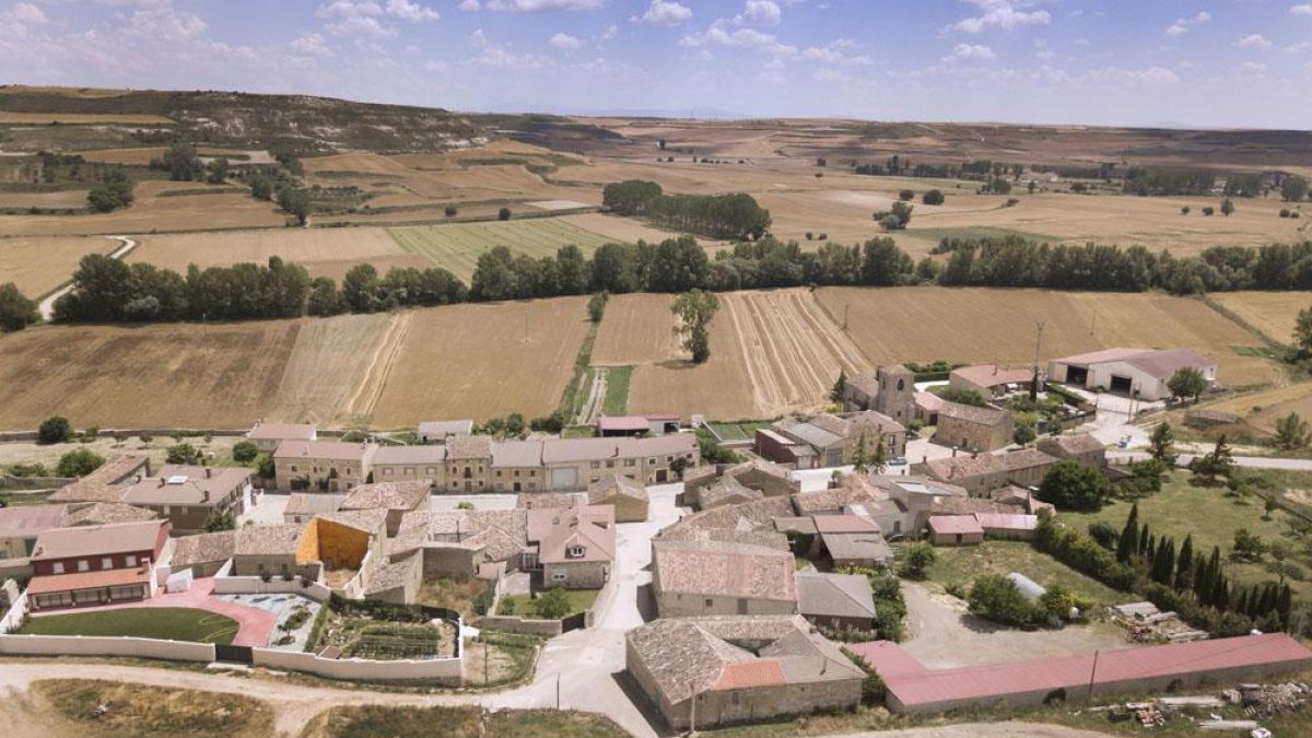 Vista aérea de la localidad burgalesa de Santa María Tajadura.-ISRAEL L. MURILLO