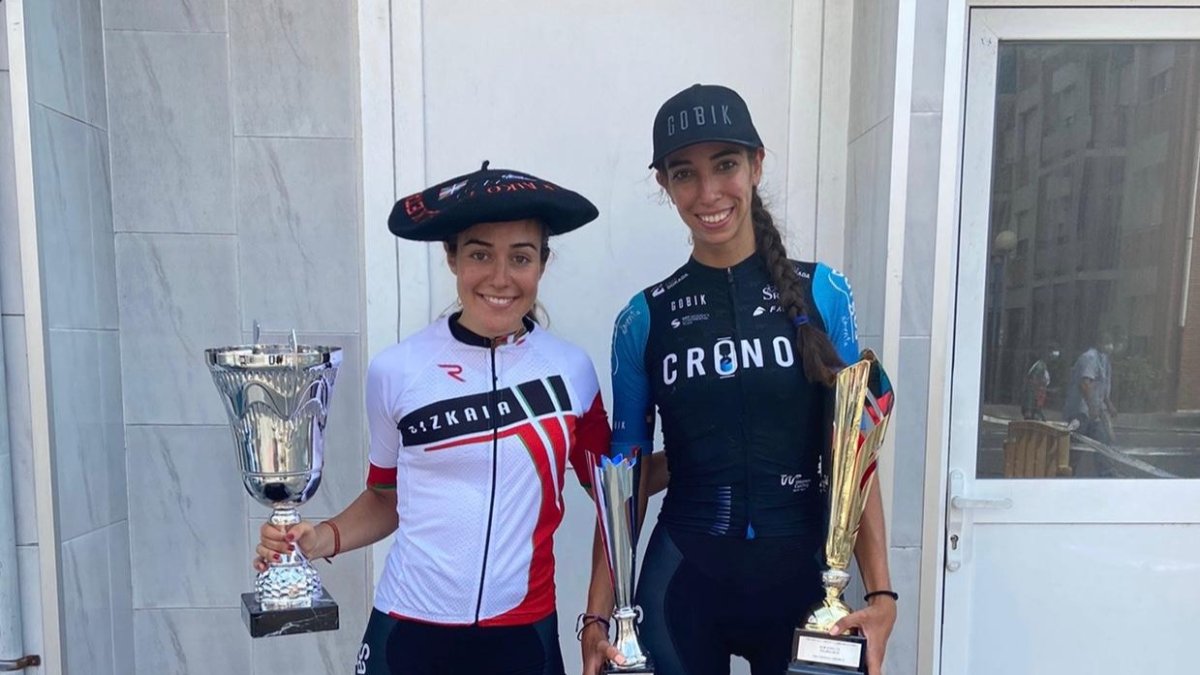 Las corredoras del Cronos Casa Dorada Enara López y Sandra Alonso posan con sus trofeos. ECB