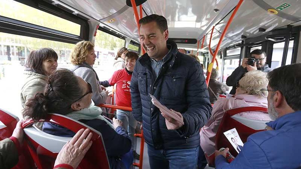 De la Rosa entregando folletos a los viajeros de un autobús urbano de Burgos.-RAÚL OCHOA