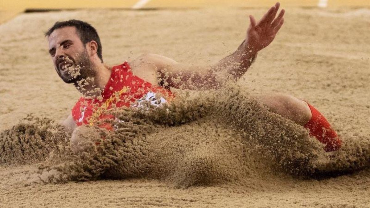 Eusebio Cáceres aterriza en uno de los saltos que le dio la clasificación a la final de longitud.-EFE / VALDRIN XHEMAJ