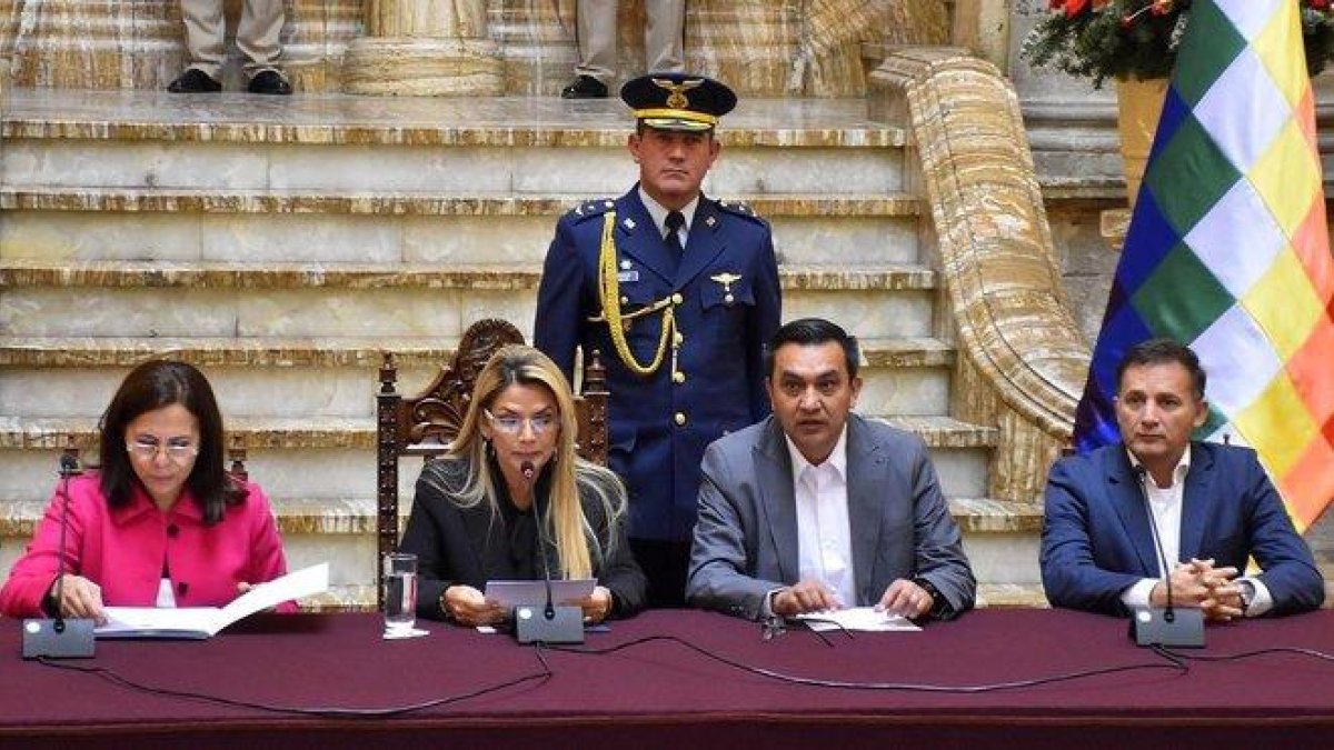 Jeanine Áñez (segunda por la izquierda) junto a los ministros interinos de Exteriores Karen Loganric, de la Presidencia, Yerko Nunez (segundo por la derecha) y de Defensa, Fernando López , el pasado 30 de diciembre, en La Paz.-EFE / STRINGER