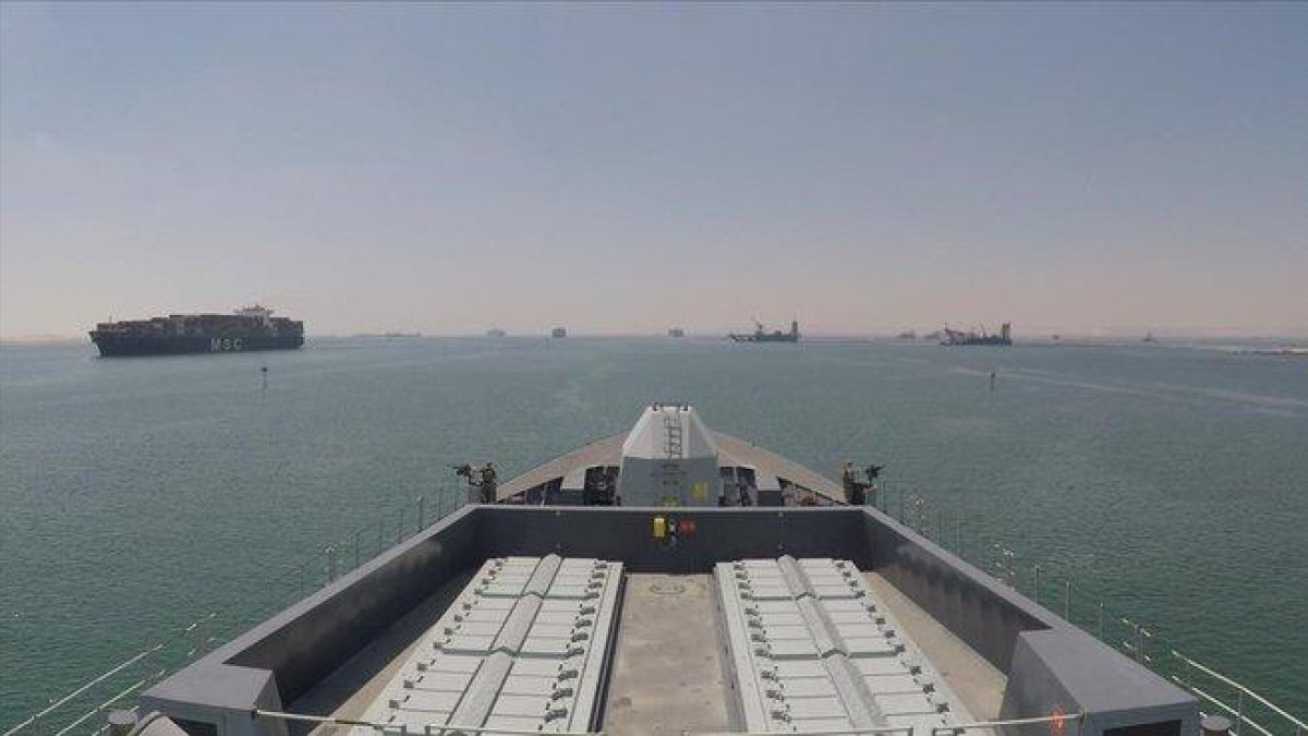 Un buque británico, en el Golfo Pérdico, tras pasar el Canal de Suez.-AFP