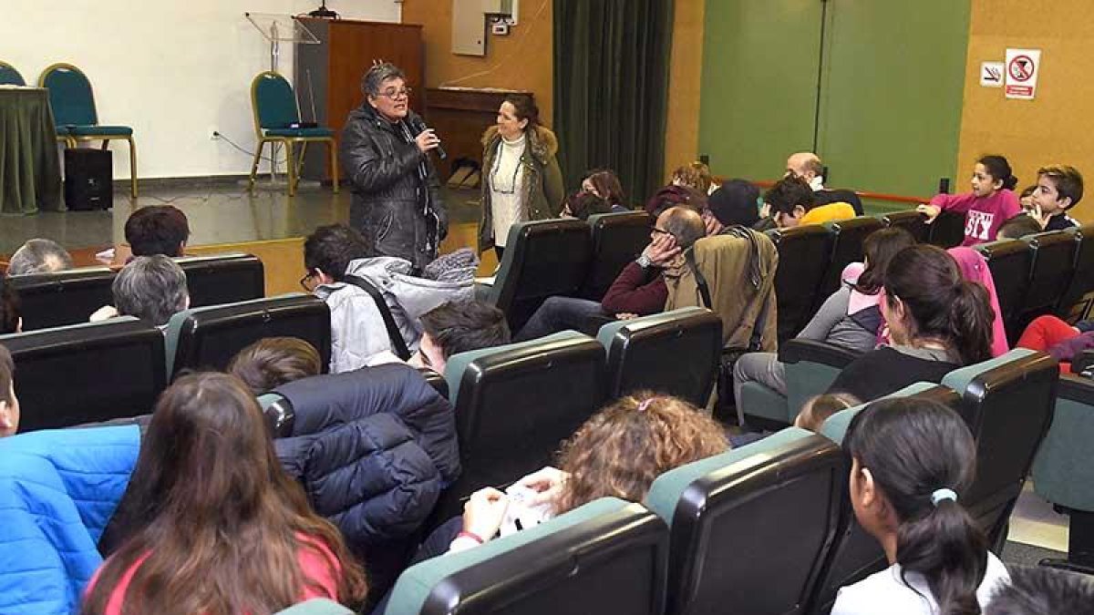 Un momento de la jornada celebrada ayer en que usuarios de la entidad contaron sus experiencias a los estudiantes.-ECB