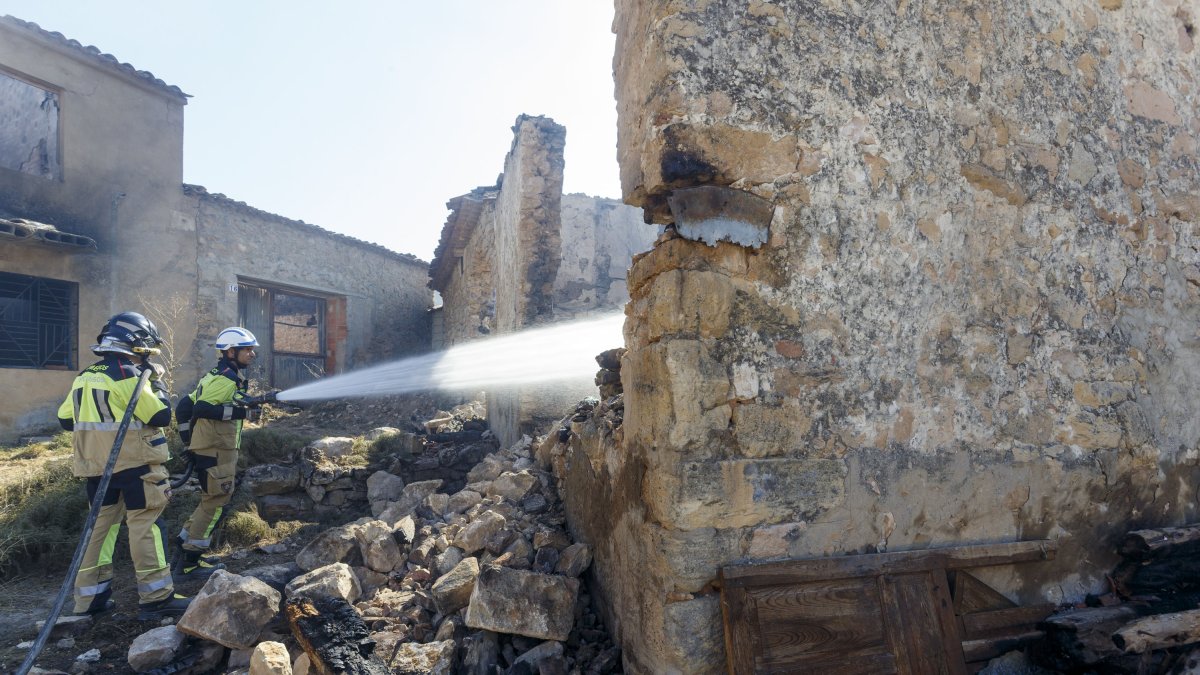 Los Bomberos actúan en una de las viviendas afectadas. SANTI OTERO