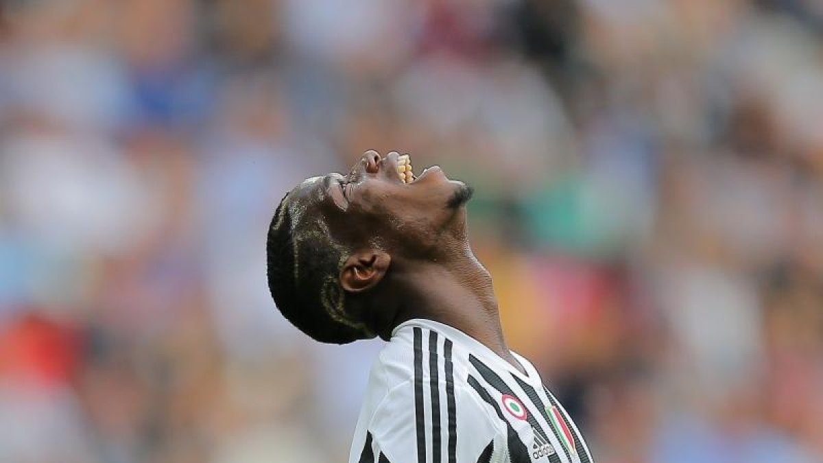 Paul Pogba se lamenta durante un partido con la Juventus.-AFP / MARCO BERTORELLO