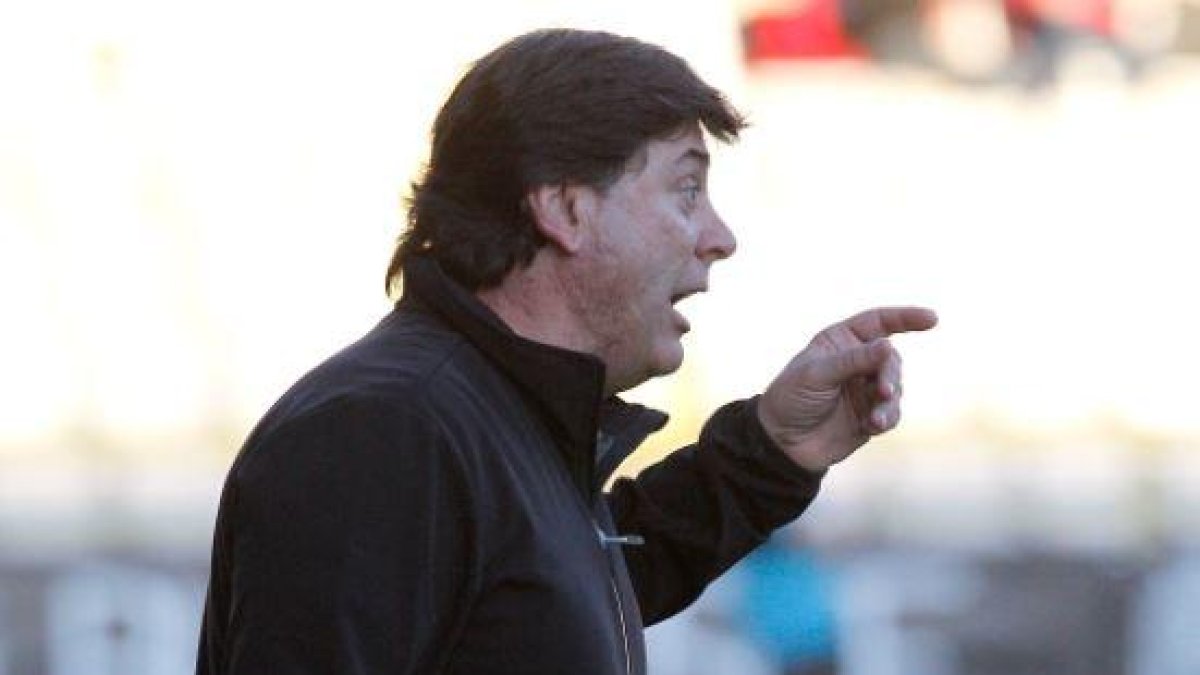 Alejandro Menéndez da instrucciones a su equipo durante el partido ante el Arenas.-SANTI OTERO