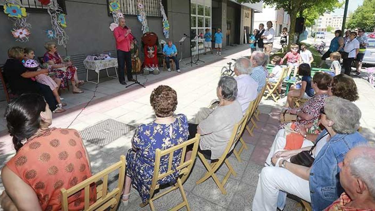 Los vecinos de la calle Teresa Jornet participaron en la celebración del aniversario del fallecimiento de la fundadora de las hermanitas de los pobres.-RAÚL OCHOA