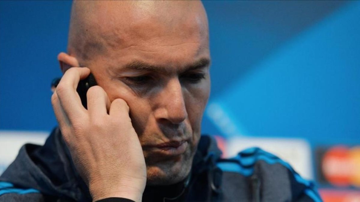 Zidane, durante la rueda de prensa previa al encuentro ante el Manchester City.-EFE / PETER POWELL