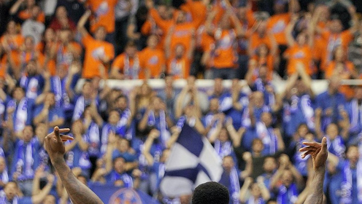 Thompson celebra una canasta con la afición burgalesa.-SPB / MARÍA GONZÁLEZ