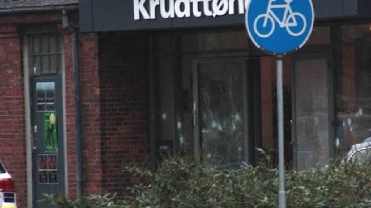 Impactos de bala en el café Krudttoenden, en Copenhague, donde se ha producido el atentado.-Foto: @MagnusBjerg / TWITTER / MAGNUSBJERG