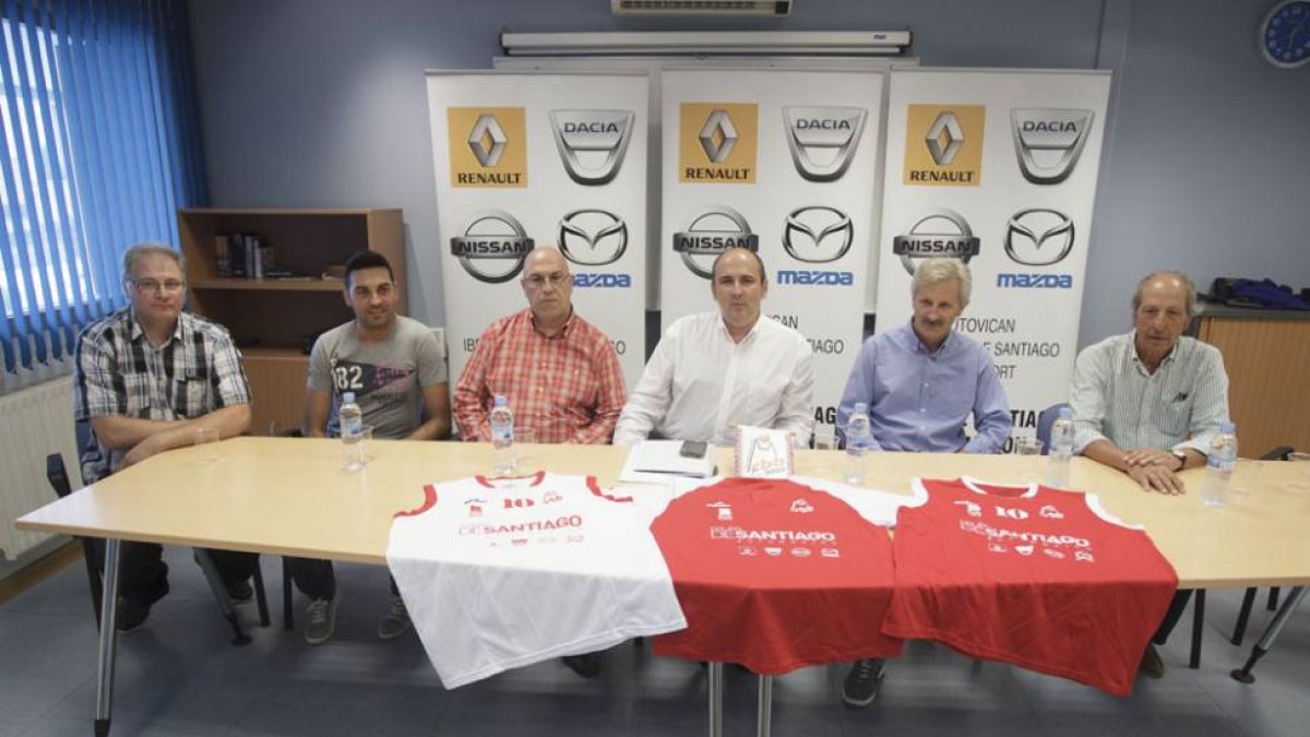 Imagen de la comparecencia en la que el club burgalés presentó oficialmente a Evaristo Pérez Torices.-SANTI OTERO