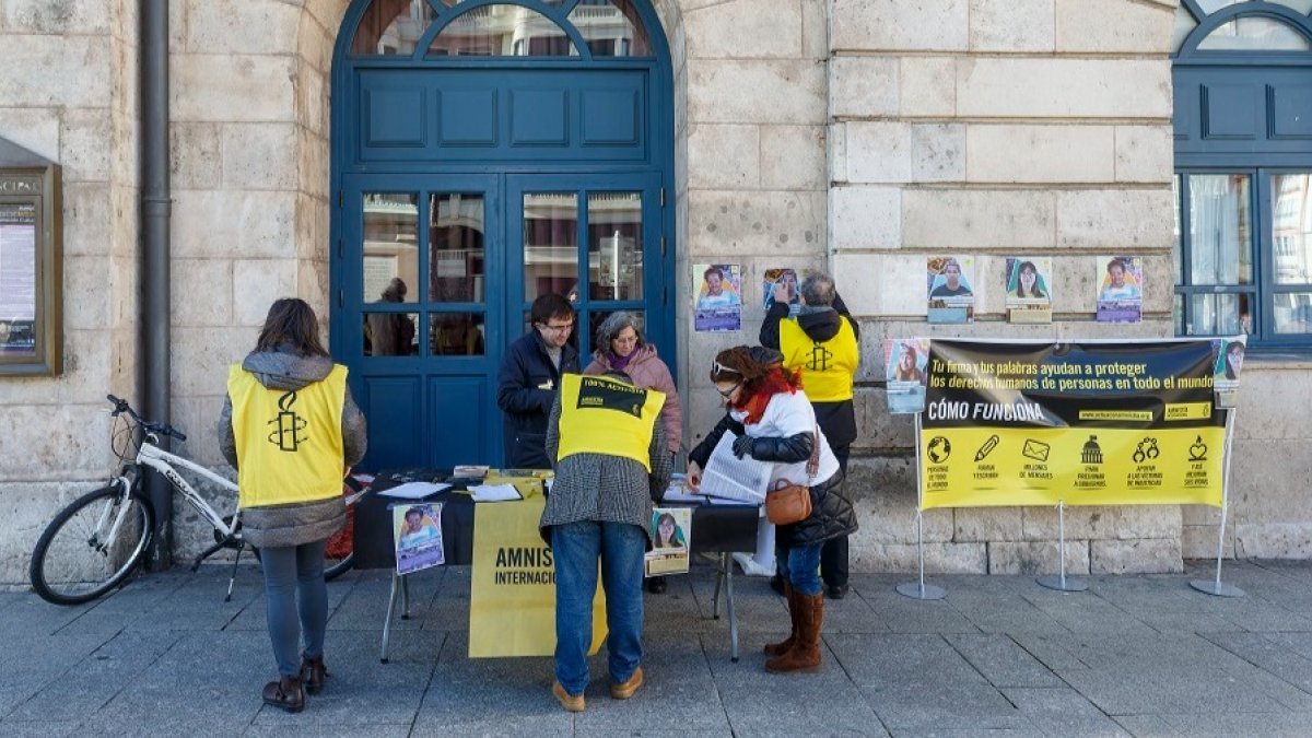 Recogida de firmas de Amnistía Internacional en Burgos con motivo del 74 aniversario de la Declaración Universal de los Derechos Humanos. SANTI OTERO