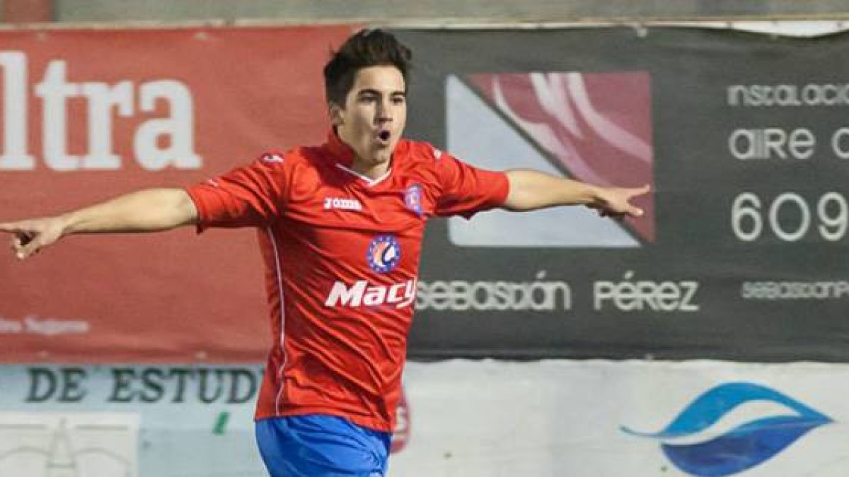 Fran Adeva celebra uno de los goles de la pasada campaña con La Roda.-