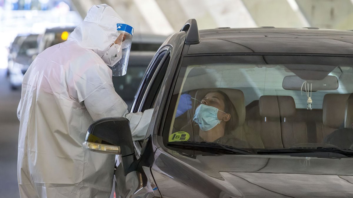 Imagen de una prueba PCR en el Covid Car. ISRAEL L. MURILLO