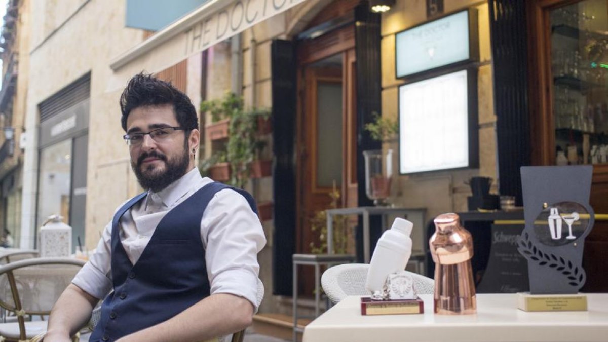 El arandino afincado en Salamanca, Alberto Aceña, ganó el campeonato de España de coctelería, lo que le permite participar en el mundial de 2017 en Dinamarca.-ICAL