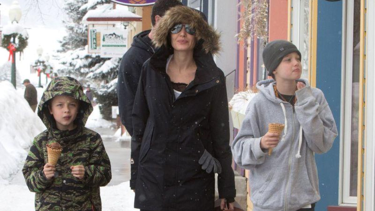Angelina Jolie, con sus hijos Knox Leon (izquierda) Y Shiloh, en Colorado, este lunes.-GTRES