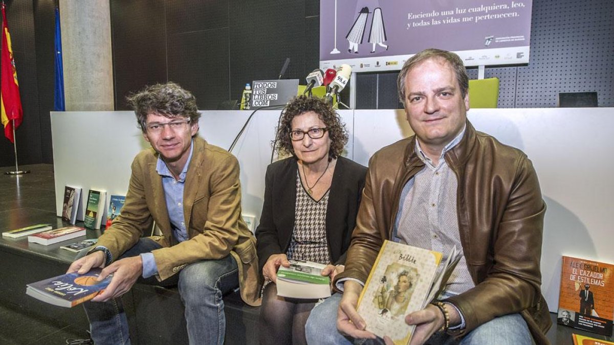 A la izquierda, Álvaro Manso, acompañado de la directora de la Biblioteca Pública, Carmen Monje, y del vicepresidente de la asociación, Víctor Adot.-ISRAEL L. MURILLO