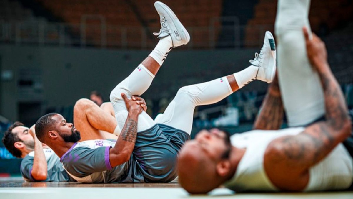 Benite, Cook y Horton estiran antes de un partido. FIBA