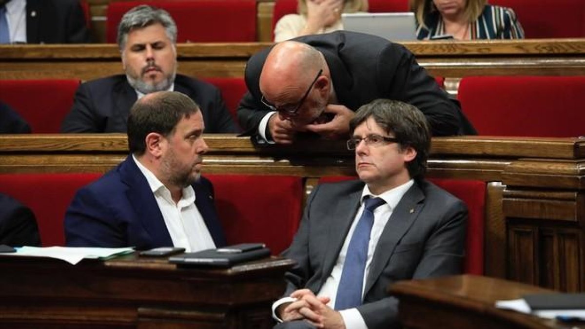 Oriol Junqueras y Carles Puigdemont, en septiembre del 2017, en el Parlament.-FERRAN NADEU
