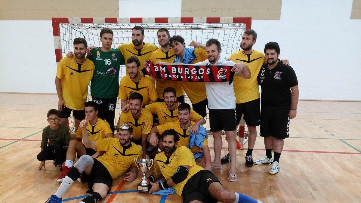 La plantilla del UBU San Pablo posa con el trofeo de campeón.-TWITTER / @BALONMANOBURGOS