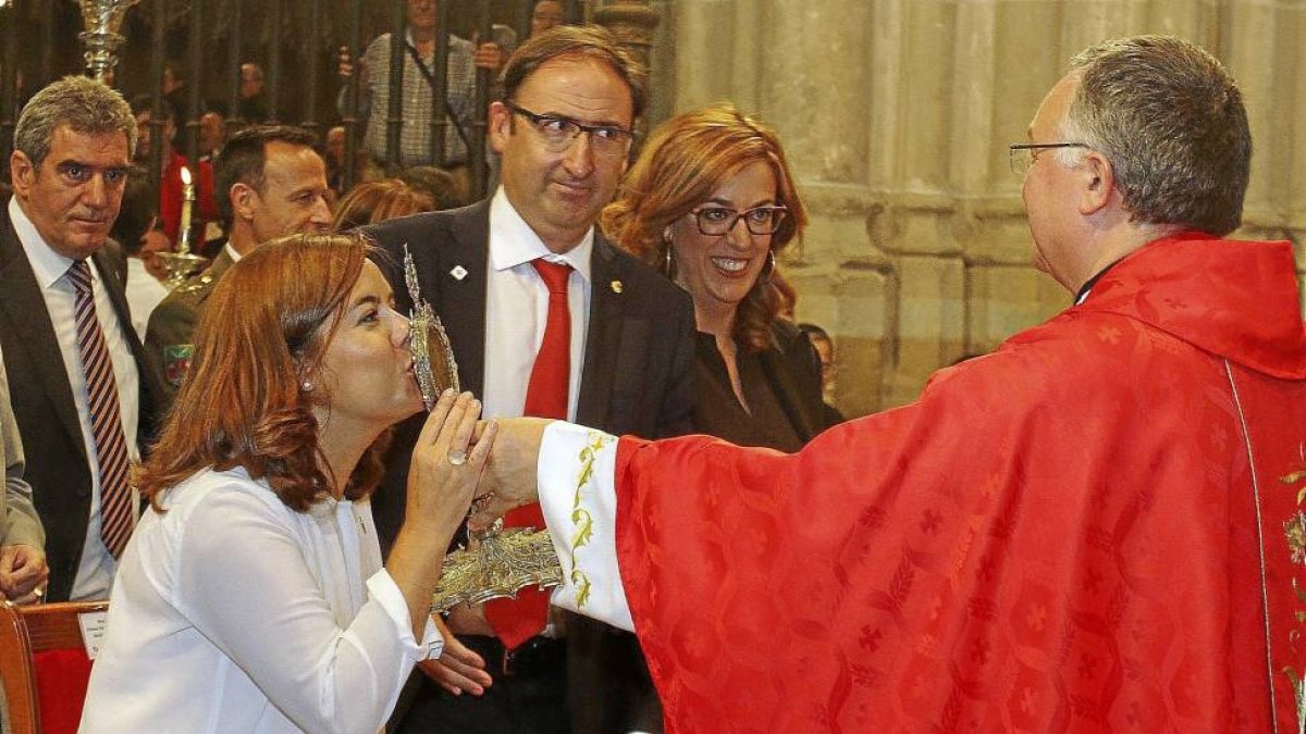 Sáenz de Santamaria besa la reliquia de San Antolín.-Julio Villarubia