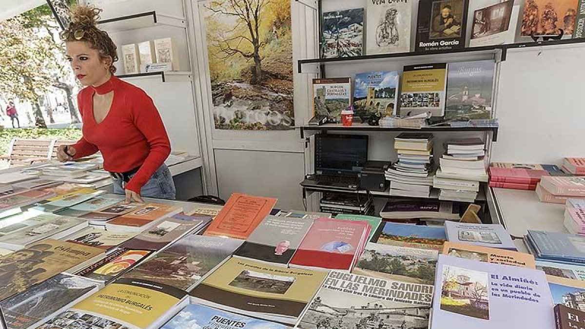 María Pino atiende la caseta de la Diputación, donde las novedades y Atapuerca triunfan.-Santi Otero