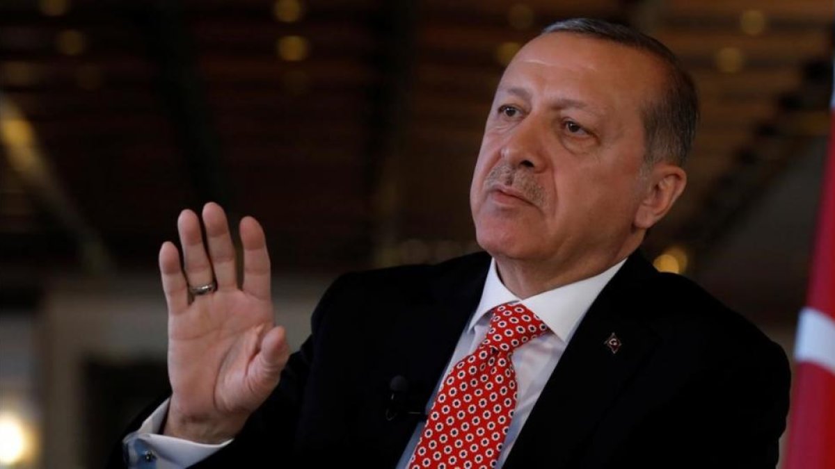El presidente de Turquía, Recep Tayyip Erdogan, durante una entrevista con Reuters en el Palacio Presidencial, en Ankara, el 25 de abril.-REUTERS / UMIT BEKTAS