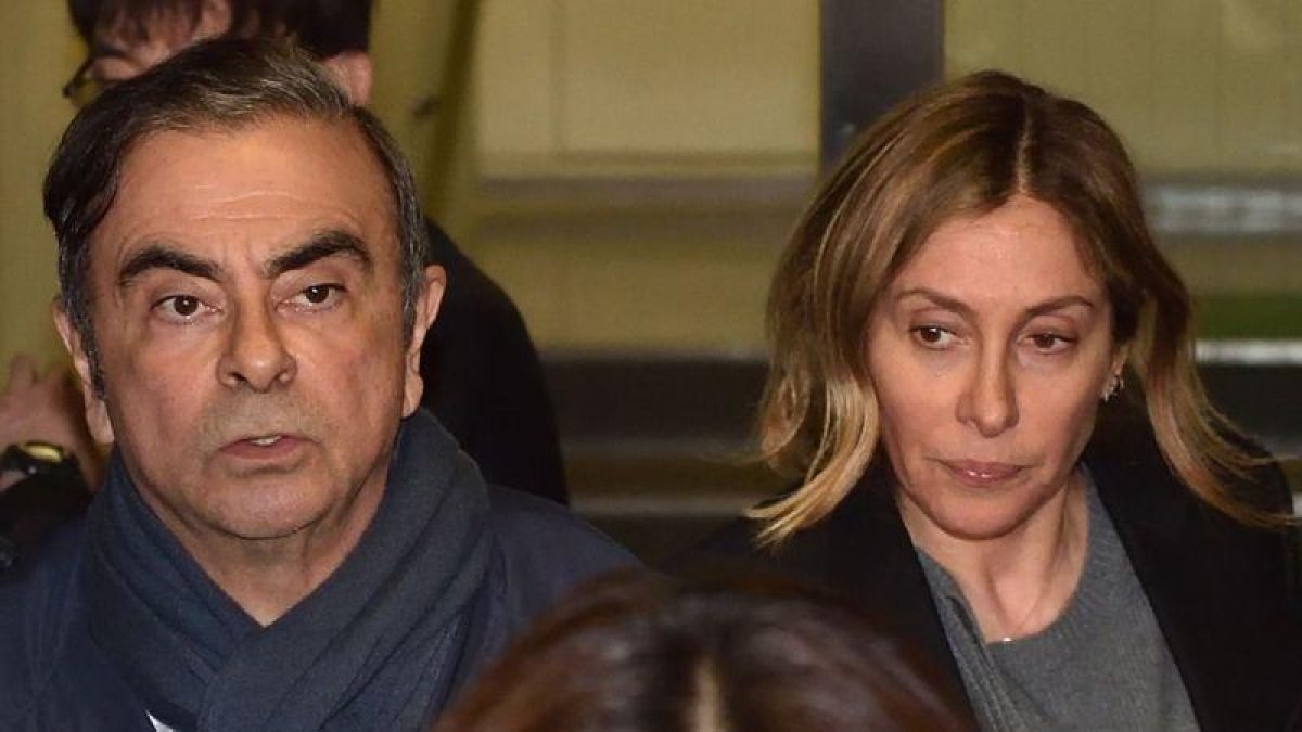 Carlos Ghosn el pasado jueves junto a su esposa, Carole, en Tokyo.-AFP