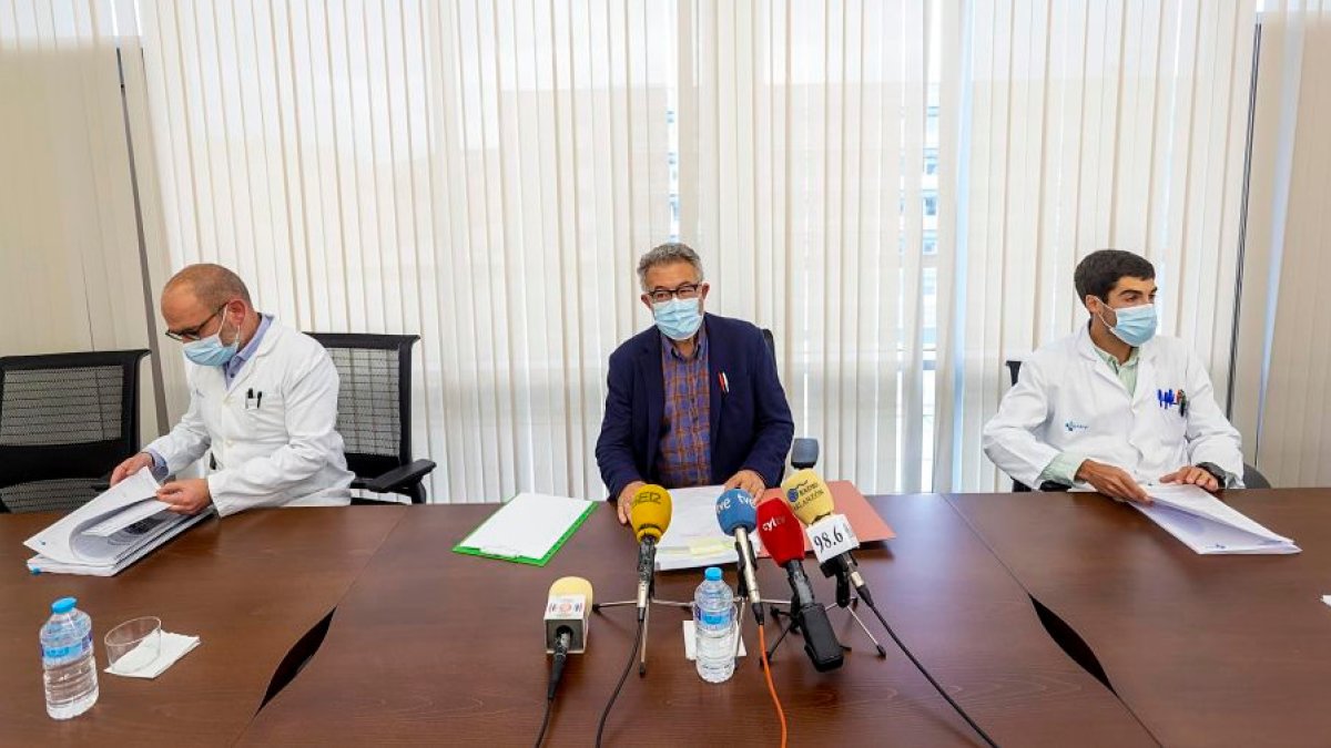 El gerente del HUBU, José María Romo (centro), detalló el mes pasado el estado de las listas de espera. SANTI OTERO