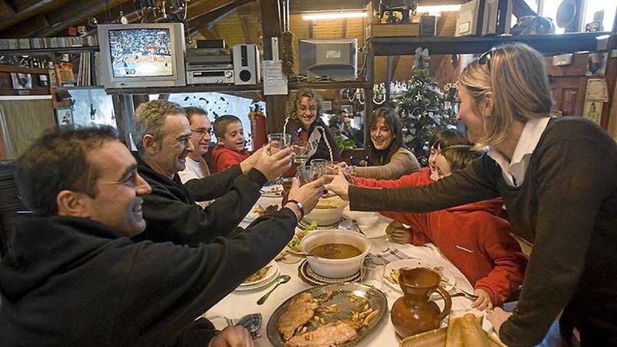 Una familia brinda para celebrar la Nochevieja en un alojamiento rural de la provincia.-MITXI