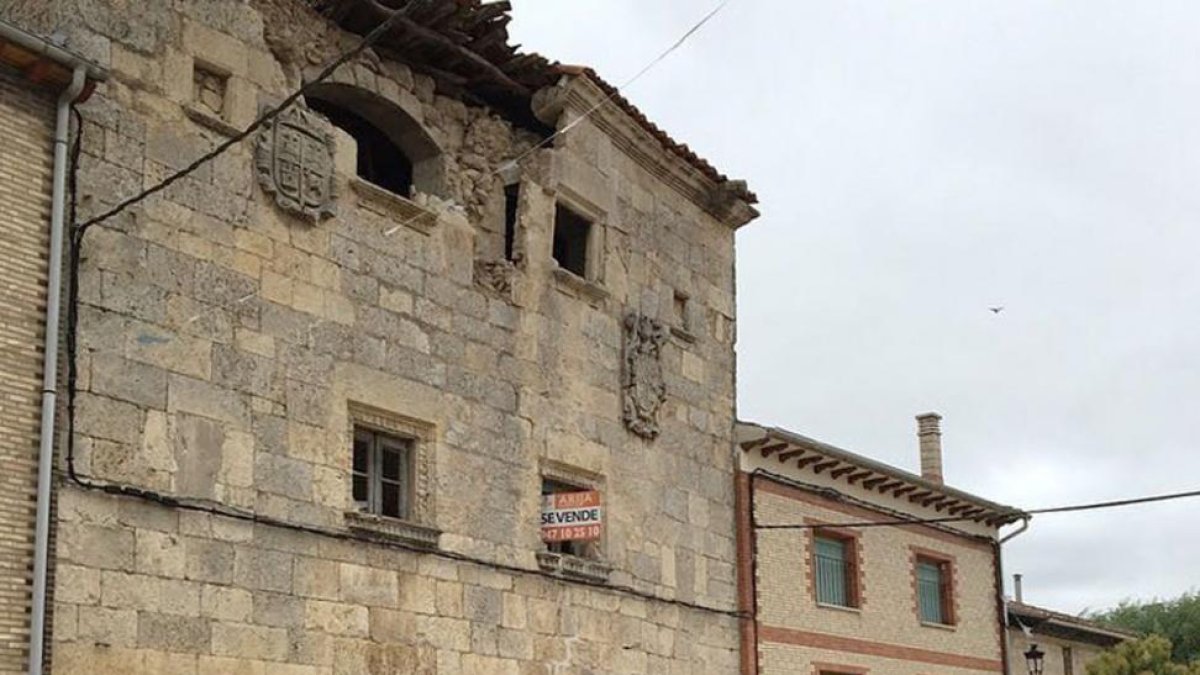 Las piedras cayeron de la parte superior, dejando casi sin asiento uno de los dos escudos nobiliarios de la fachada.-G. G.
