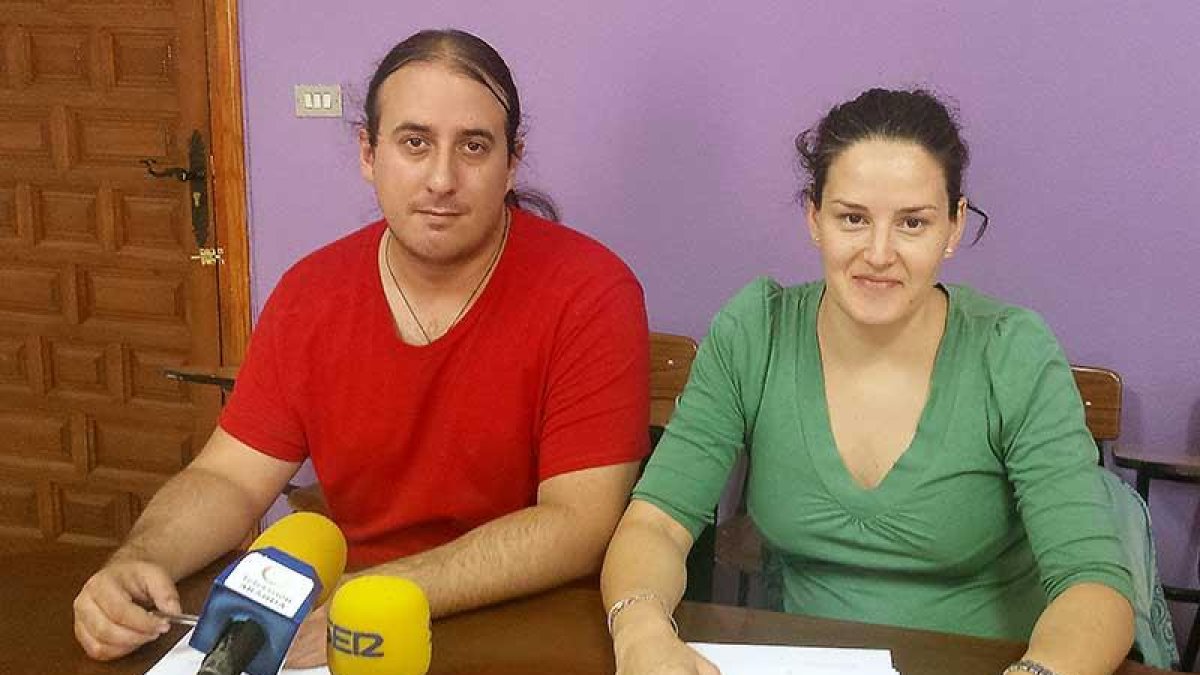 Mario Martín Veganzones junto a Laura del Pozo en la rueda de prensa de ayer.-L.V.