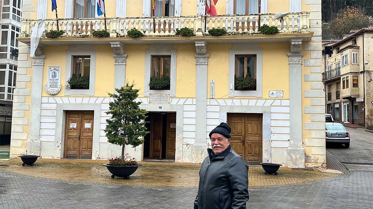 Victoriano Martínez de Pablo, frente al Ayuntamiento de Pradoluengo. ECB