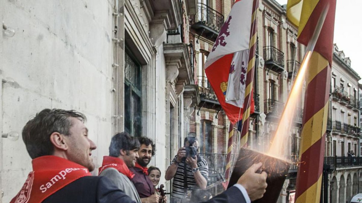 El alcalde lanza el disparo anunciador de las fiestas en la edición del pasado 2015.-SANTI OTERO