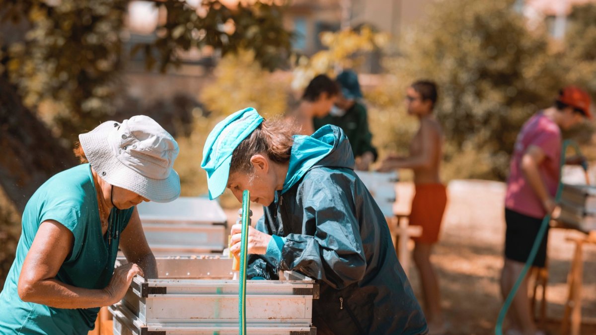 Dos mujeres trabajando en el  taller de lavado y cribado de sedimentos. ECB