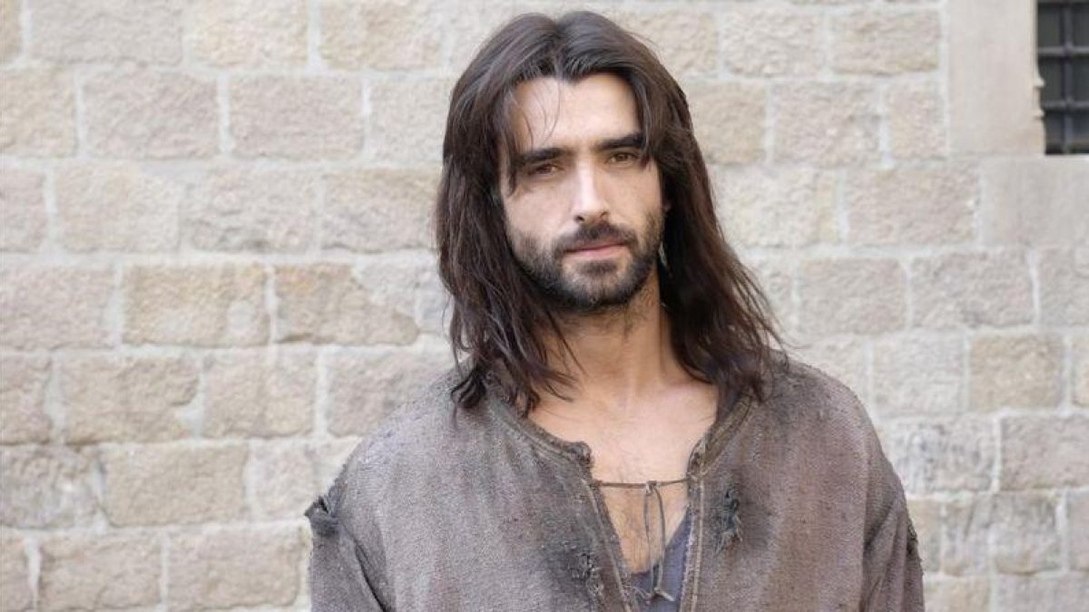 El actor Aitor Luna, caracterizado como Arnau, durante el rodaje de la serie 'La catedral del Mar', en Barcelona.-TVC / JORDI SOTERAS