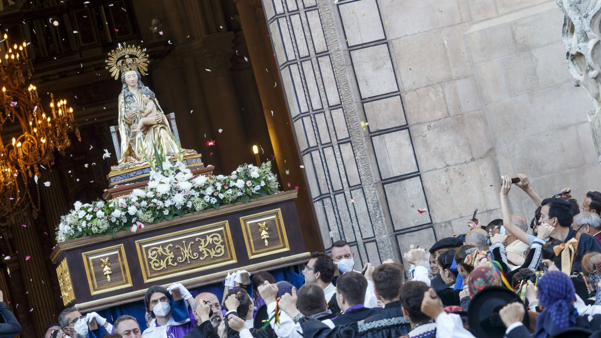 La procesión se inició a los sones del Himno Nacional y después se bailaron bailes regionales en honor a la Virgen. FOTOS: SANTI OTERO
