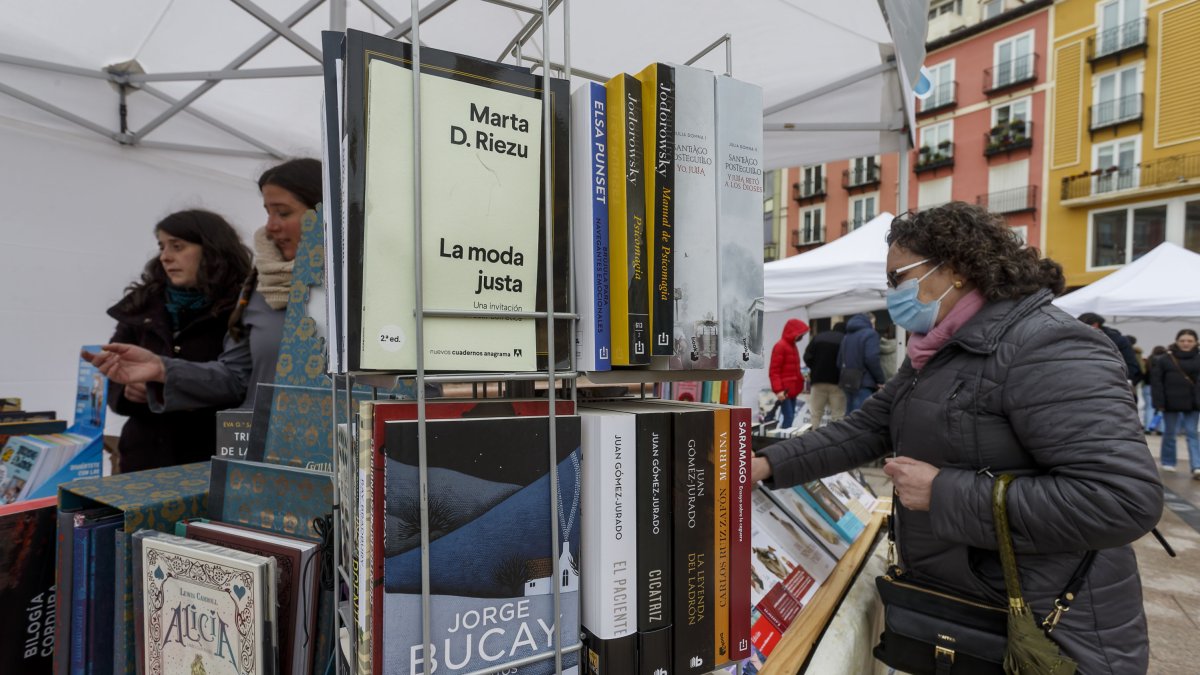 Trece librerías conformaron un Día del Libro marcada por la lluvia. SANTI OTERO