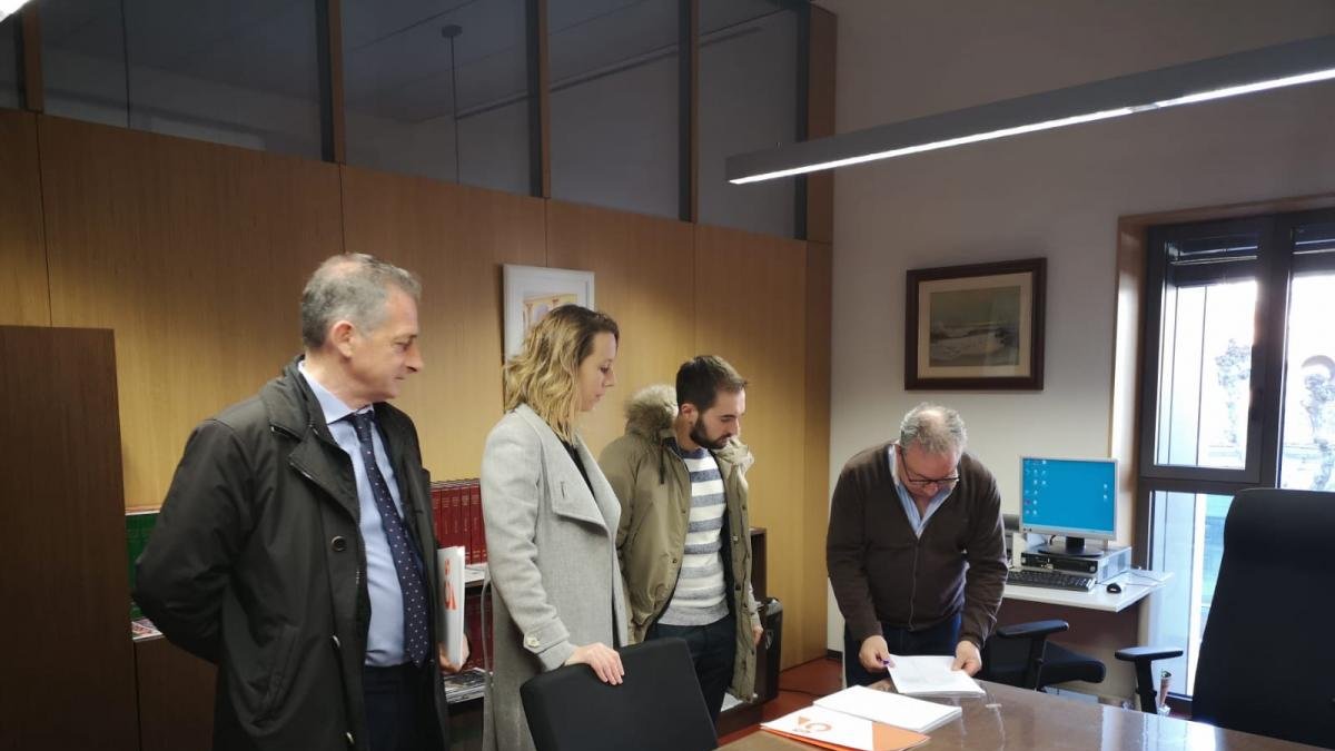 Los candidatos presentan sus credenciales ante la junta electoral.-ECB