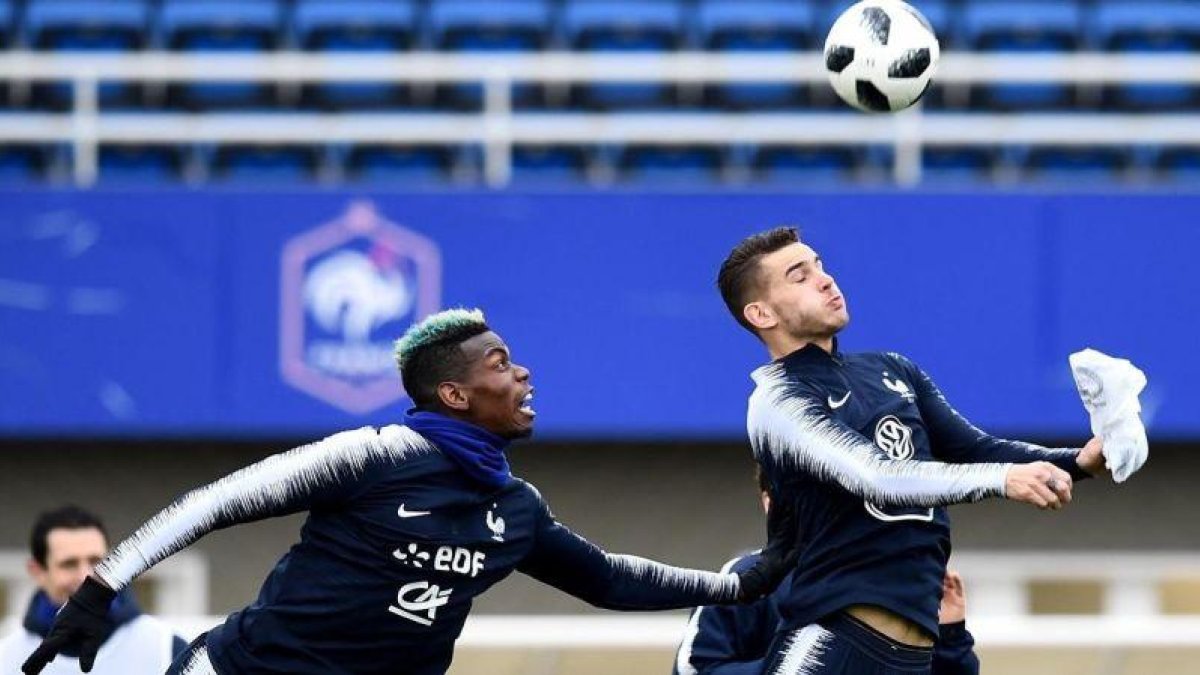 Lucas, a punto de cabecear un balón junto a Pogba, en un entrenamiento de la selección francesa.-AFP / FRANCK FIFE